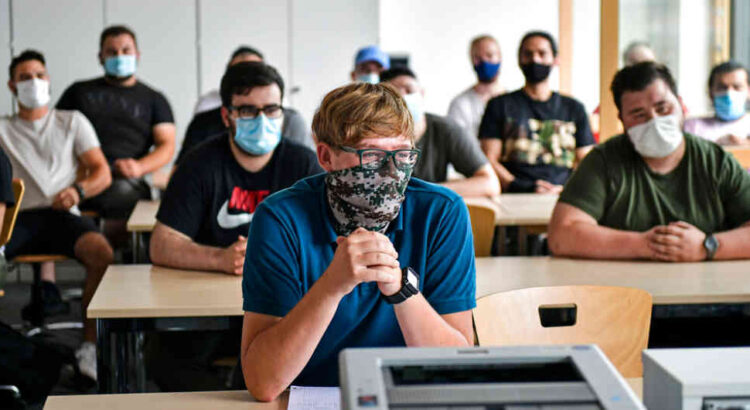 Las medidas en la mayoría de países son iguales, por ejemplo Bosnia y Serbia determinaron reducir los estudiantes por curso. Foto: AP